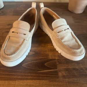 Vionic women’s gold Loafers